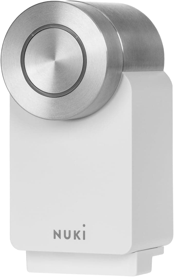 Serrure connectée posée sur une porte d'entrée