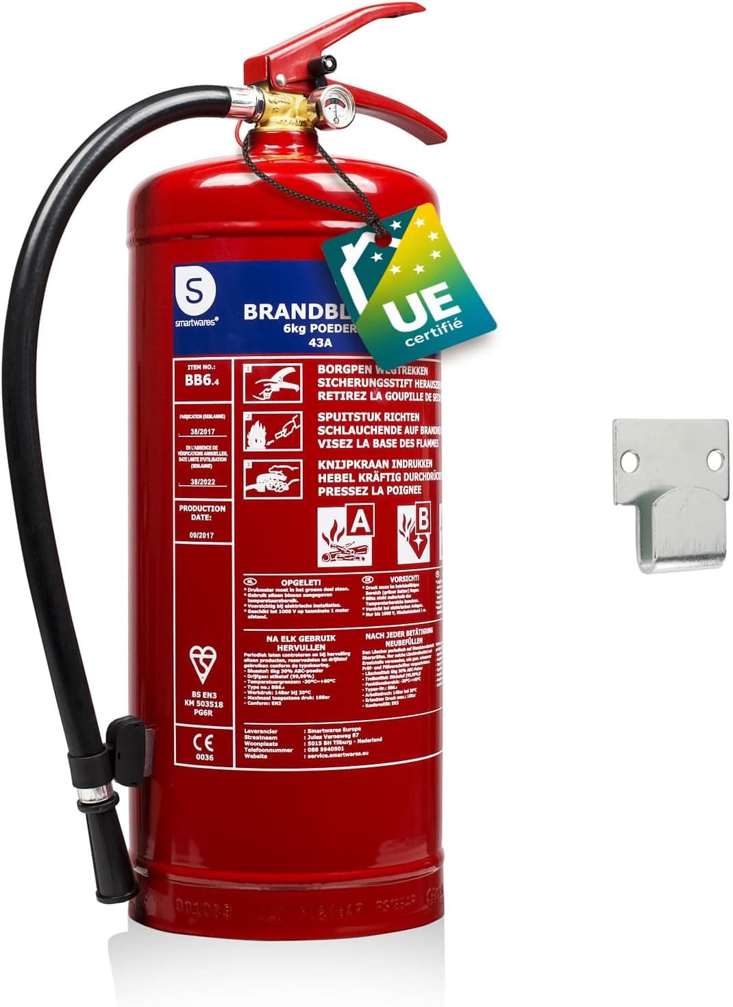 Extincteur fixé au mur d'une maison
