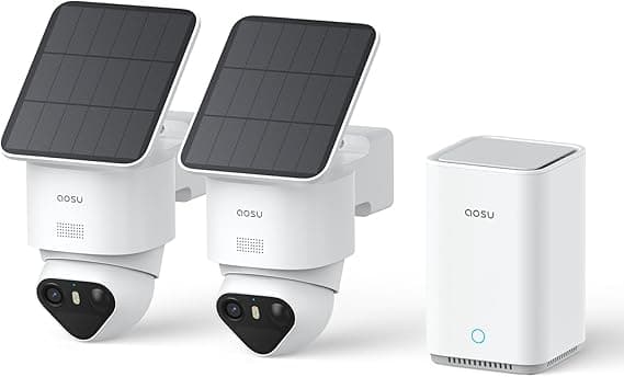 Caméra de surveillance solaire installée en extérieur