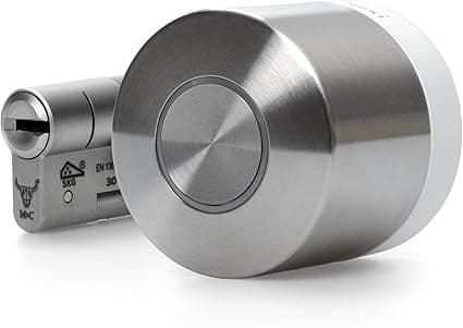 Serrure connectée Nuki installée sur une porte d'entrée